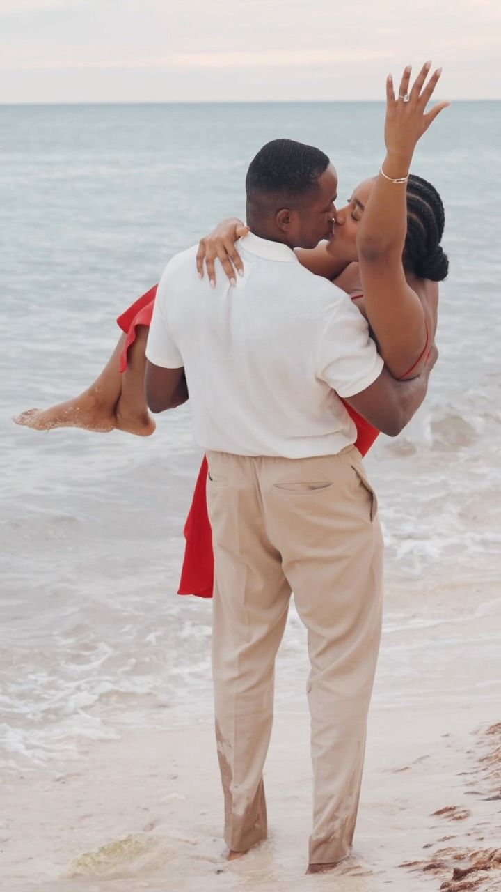 Un amor para siempre!
Planeando una propuesta en playa ? 🌊
Mándanos mensaje para darte las mejores opciones de la Riviera