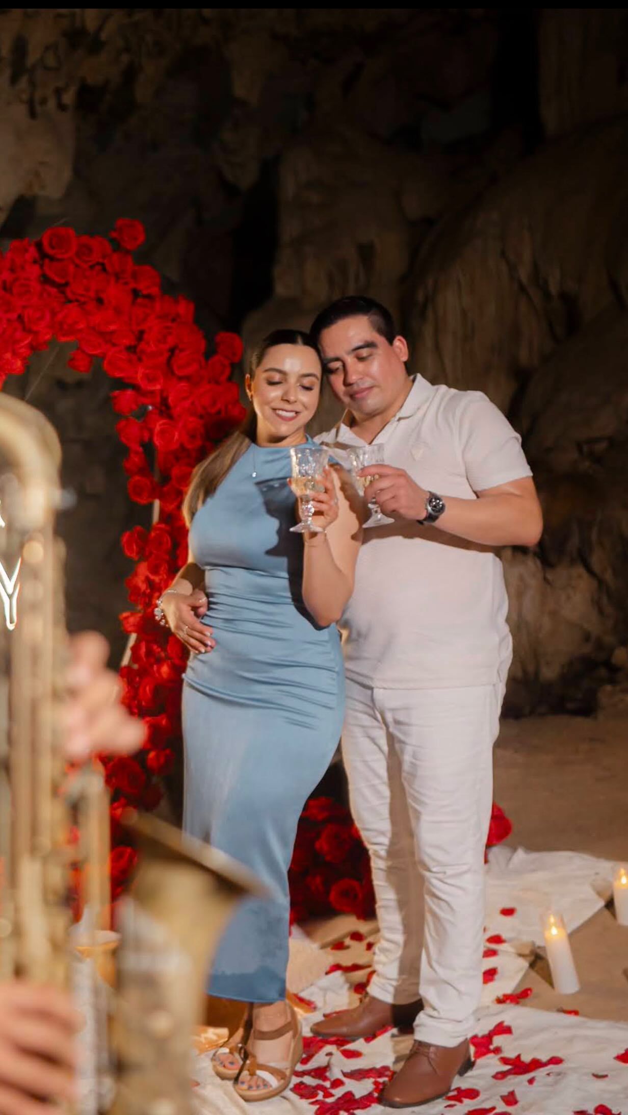 A proposal dinner designed with intention.
Romantic décor, candlelight, florals, champagne and a private setting for a moment that deserves to feel effortless, elegant and unforgettable.